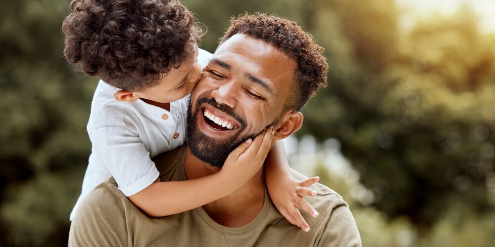 Father,,Bonding,Kiss,And,Boy,Child,Hug,Happy,In,Nature Parents séparés vivant l'un à Paris et l'autre à Lyon